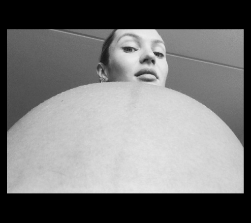 Модель готова к появлению сына