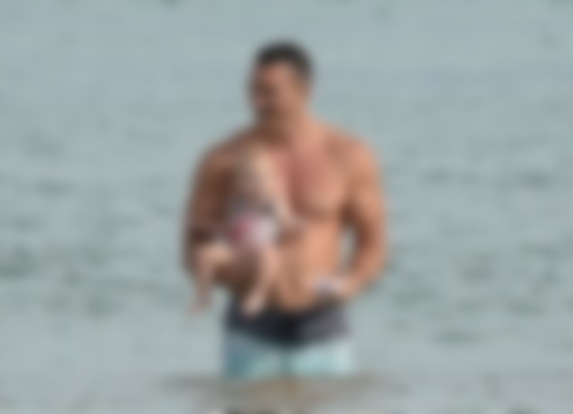 Владимир Кличко учит дочь плавать