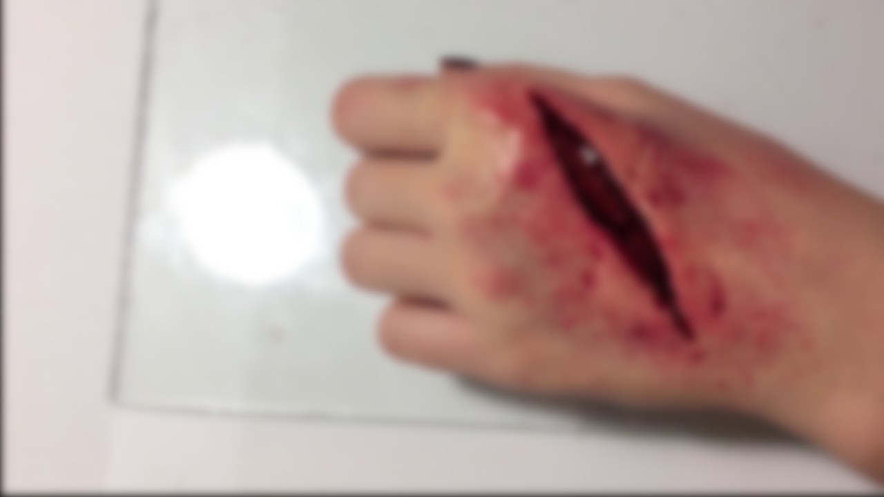 Как сделать рану на коже руке thumbnail