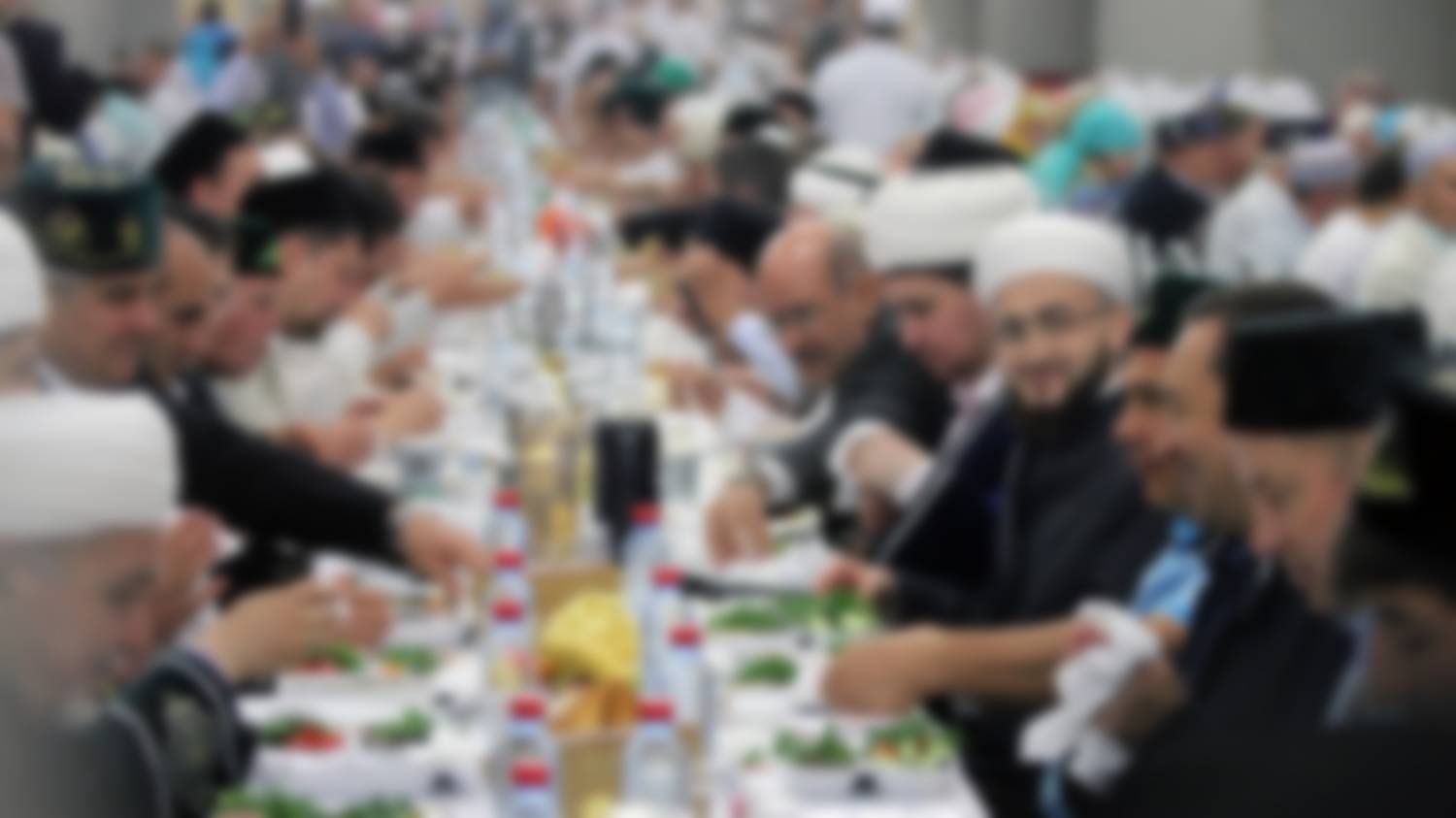 Еда перед ураза. Ифтары в Казани в мечети. Разговение Рамадан байрам. Ураза байрам Татарстан.