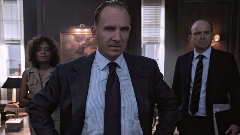 Рэйф Файнс. Фото: YouTube / фильм "Не время умирать"