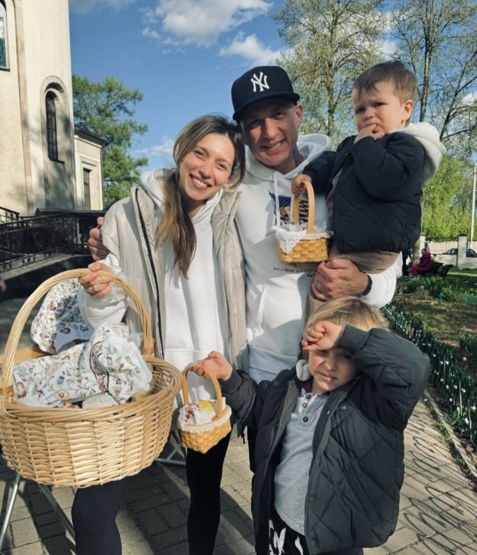 Регина Тодоренко и Влад Топалов с сыновьями. Фото: соцсети/@reginatodorenko