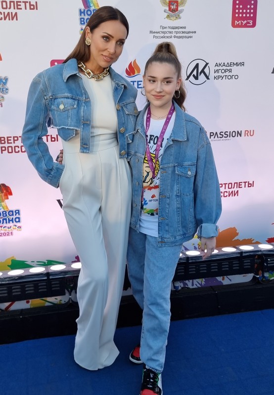 Алсу с дочерью Микеллой. Фото: Феликс Грозданов / Клео.ру