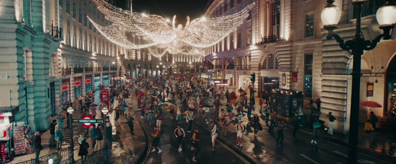 Фото: кадр из фильма "Быть лучше: История Робби Уильямса" (2024)