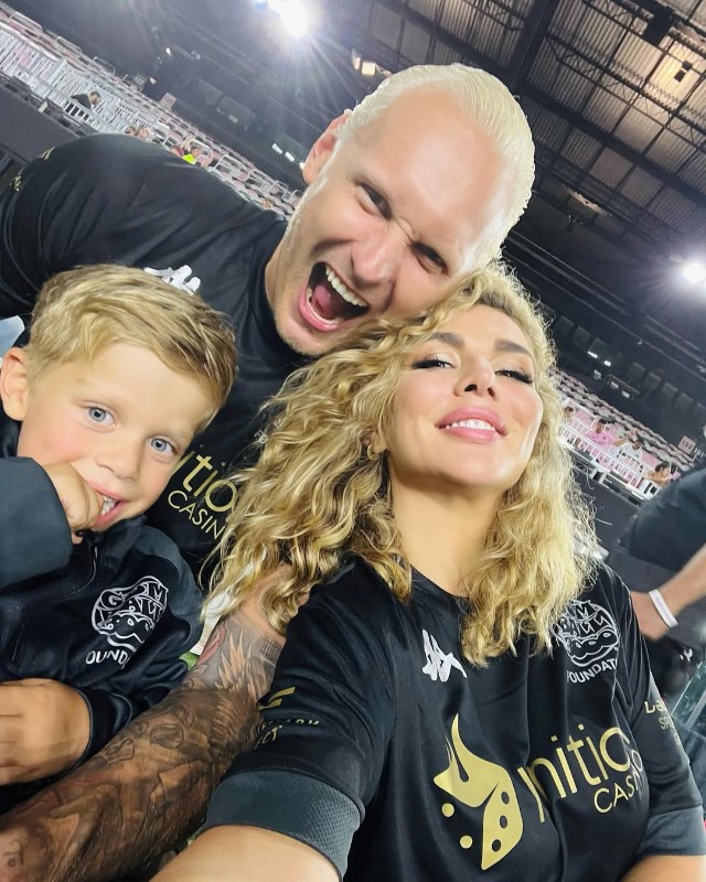 Янис Тимма и Анна Седокова с сыном Гектором. Фото: соцсети/@annasedokova