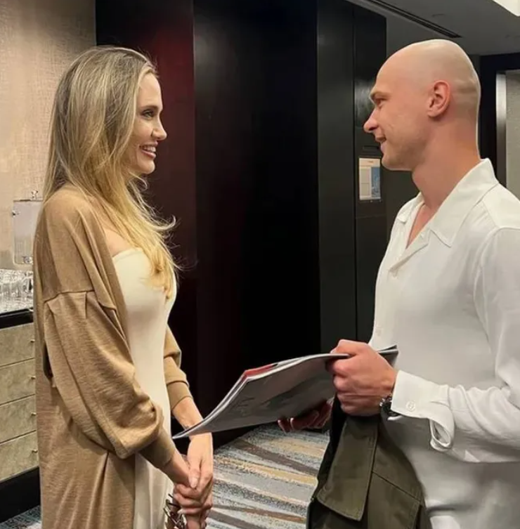 Анджелина Джоли и Юра Борисов. Фото: соцсети