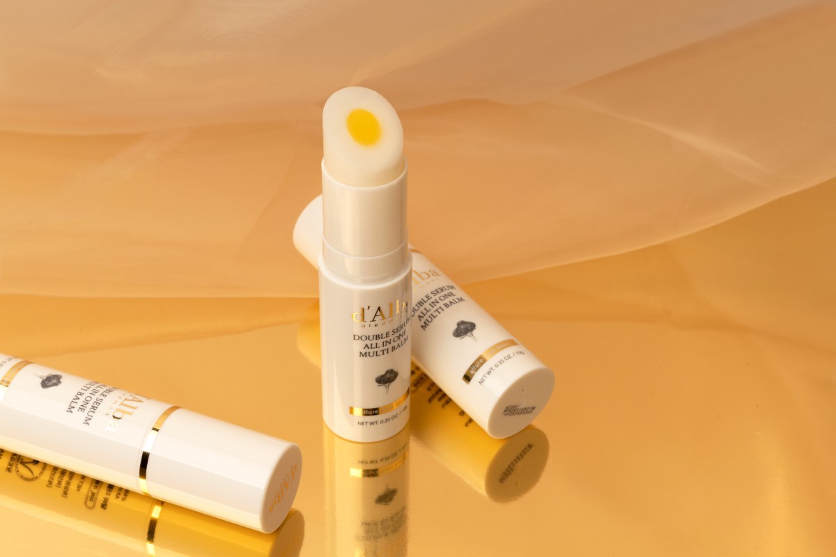 Фото: архивы пресс-службы d'Alba. Мультифункциональный стик-бальзам Double Serum All In One Multi Balm