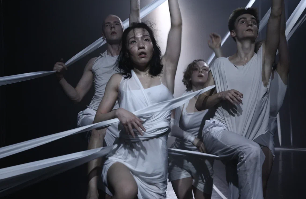 Сцена из спектакля “Опора”. Фото: Дмитрий Батенев 