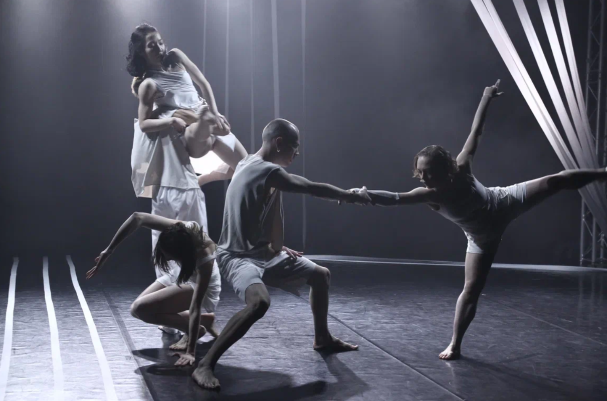 Сцена из спектакля “Опора”. Фото: Дмитрий Батенев