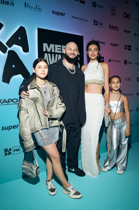 Джиган и Оксана Самойлова с дочерьми. Фото: PEOPLETALK / legion-media.com