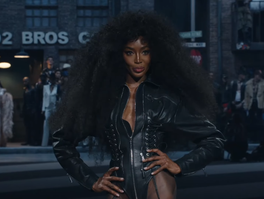 Наоми Кэмпбелл на показе Dsquared2 в Милане. Фото: YouTube / @FFChannel_Official