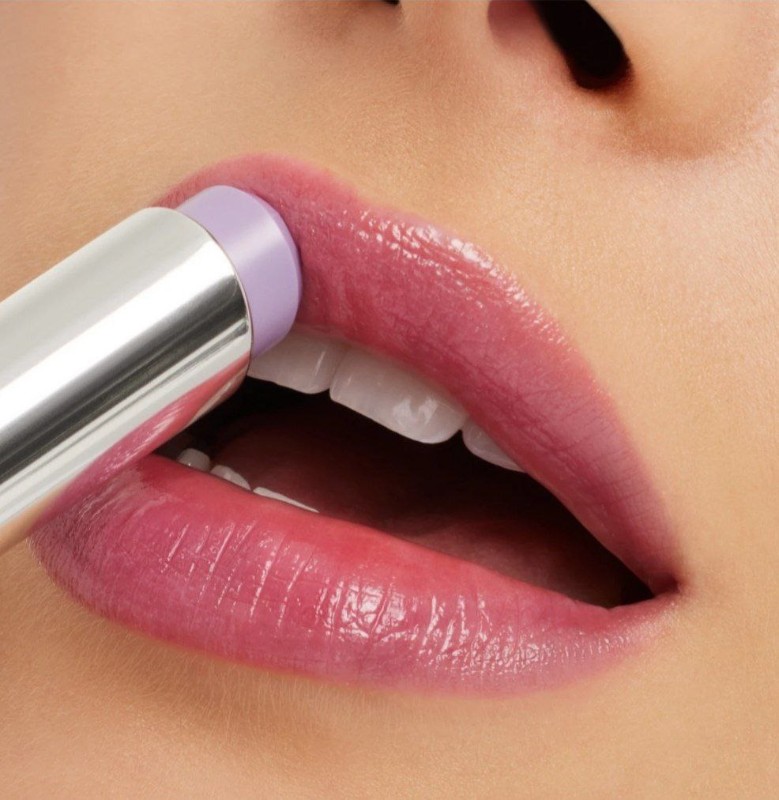 Фото: архивы пресс-службы MAC. Увлажняющий бальзам для губ Glow Play Tendertalk, созданный по технологии Liptuitive PH, усиливающей пигмент губ