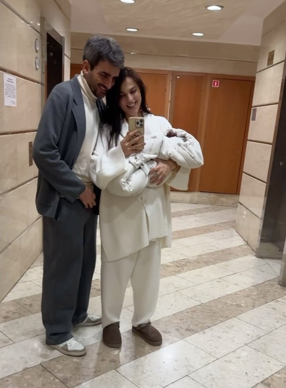 Сати Казанова с мужем и дочерью. Фото: соцсети/@satikazanova