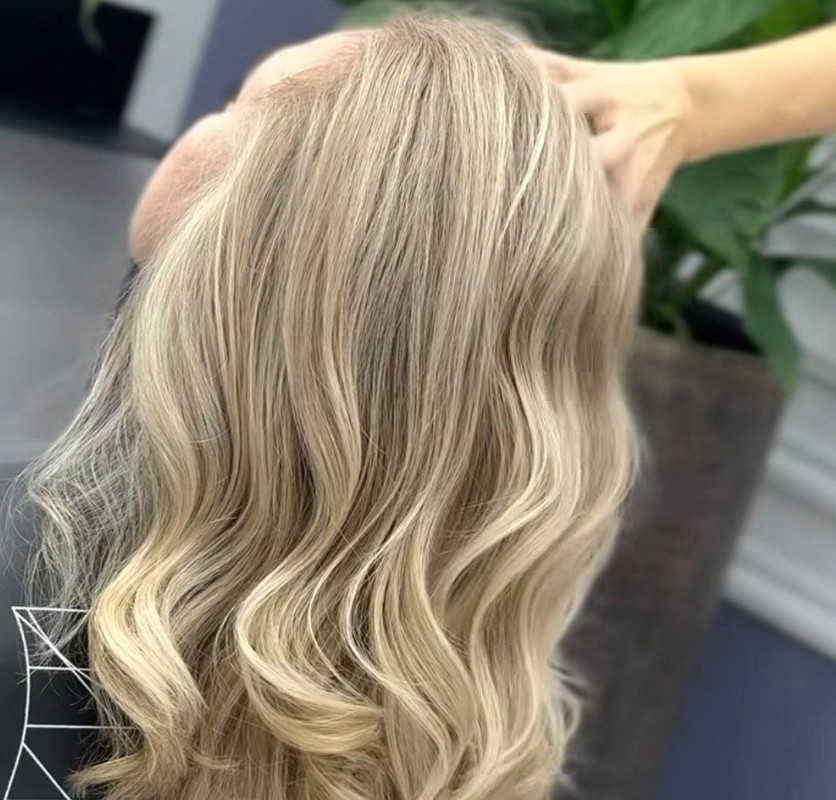 Фото: соцсети / @olenka_kostyunina. Шитье седины на вьющихся волосах