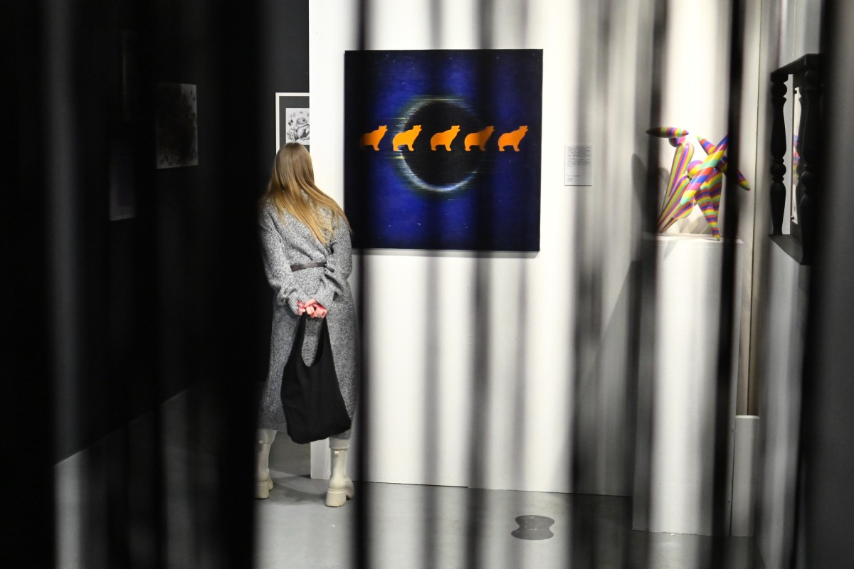 Экспозиция выставки &#34;Красная Книга&#34; (2023) в Москве. В кадре работа Косты Слепухина &#34;Явление&#34; (2018). Фото предоставлено кураторами проекта