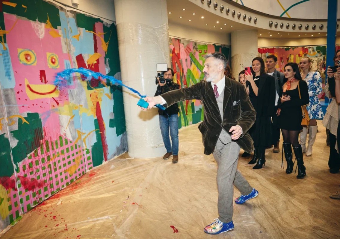 Художник Гоша Острецов на творческом завтраке (12.03) по случаю открытия выставки "Haut Futur". Фото предоставлено пресс-службой "BoscoVesna"