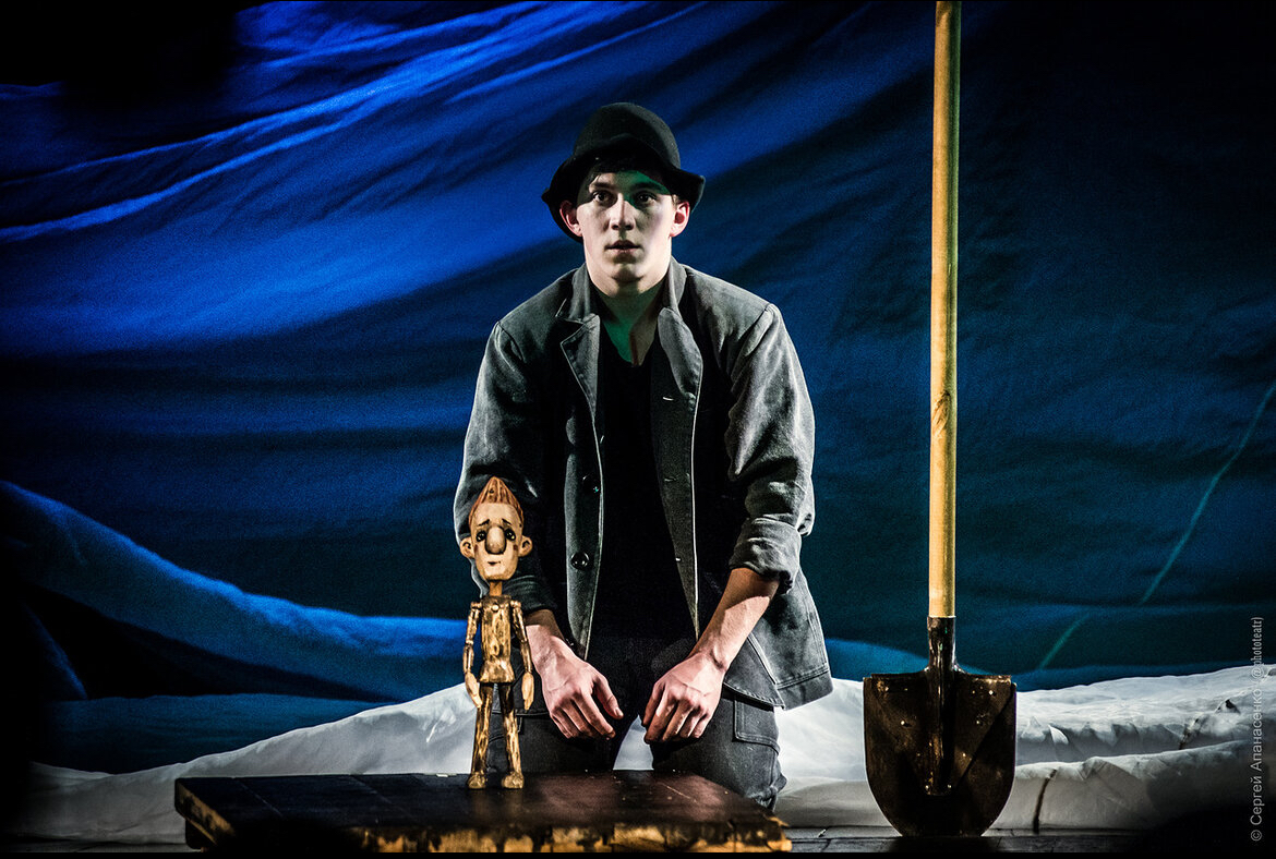 Сцена из спектакля &#34;Крабат – ученик Колдуна&#34; (12+). Фото: Сергей Апанасенко/Московский Театр Кукол.