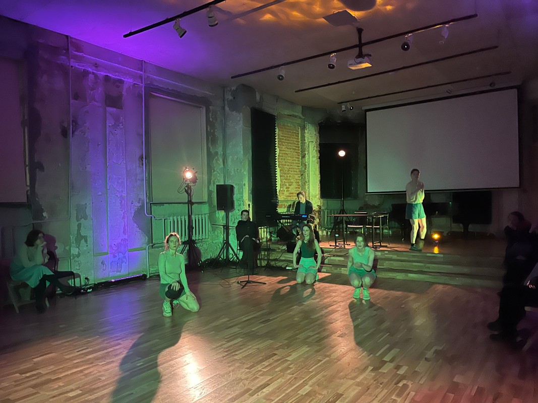 Фрагмент перформанса &#34;Болото, или Зыбучий пляс&#34; в Галерее ГРАУНД Солянка (10.04.25). Фото: Юлия Крышевич