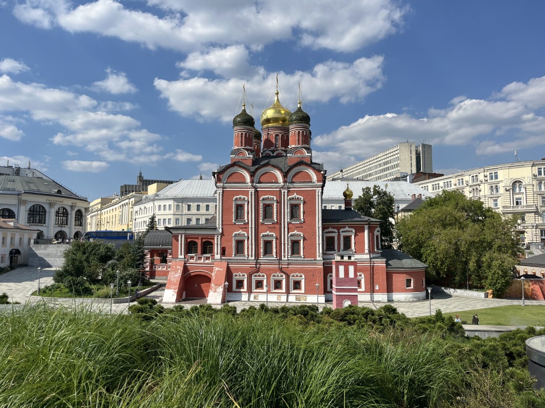 Вид из Парка “Зарядье” на Китайгородский проезд. Фото: Юлия Крышевич
