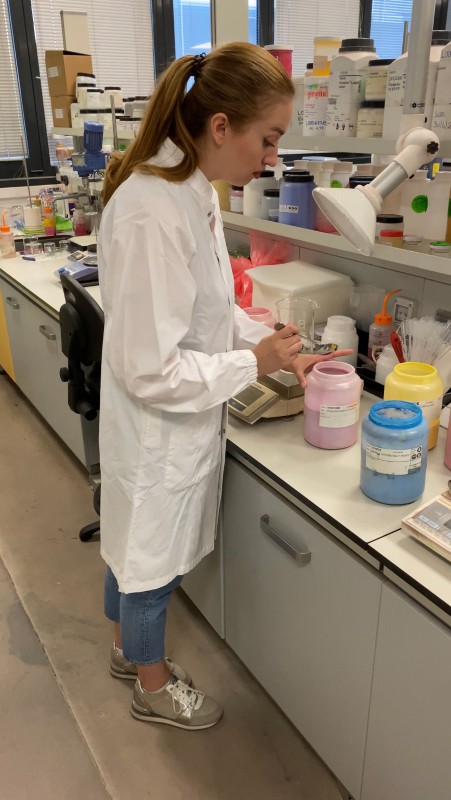 Фото: архивы пресс-службы Annbeauty. Анна Карташова на производстве косметики