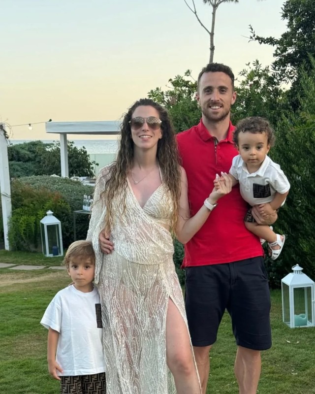 Диогу Жота с женой и двумя детьми. Фото: соцсети/@diogoj_18