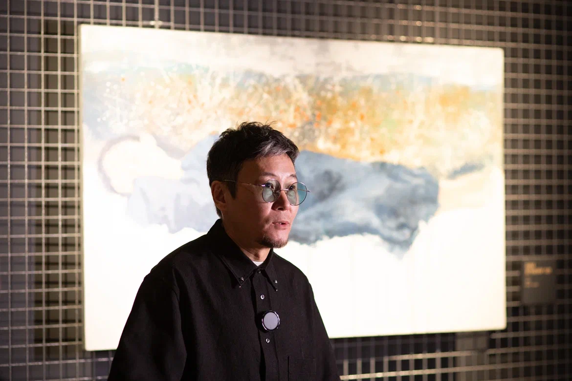 Художник Зорикто Доржиев на открытии своей персональной выставки "Повелитель снов". Февраль 2025. Фото: Арман Тадевосян. Предоставлено пресс-службой Музея "Новый Иерусалим"