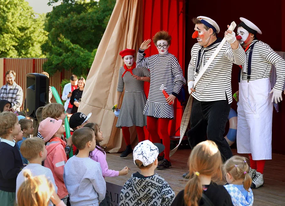 Детский спектакль &#34;Морячки на каникулах&#34; (6+) от театра &#34;Каникулы&#34;. Фото: mos.ru. Предоставлено пресс-службой фестиваля &#34;Театральный бульвар&#34;