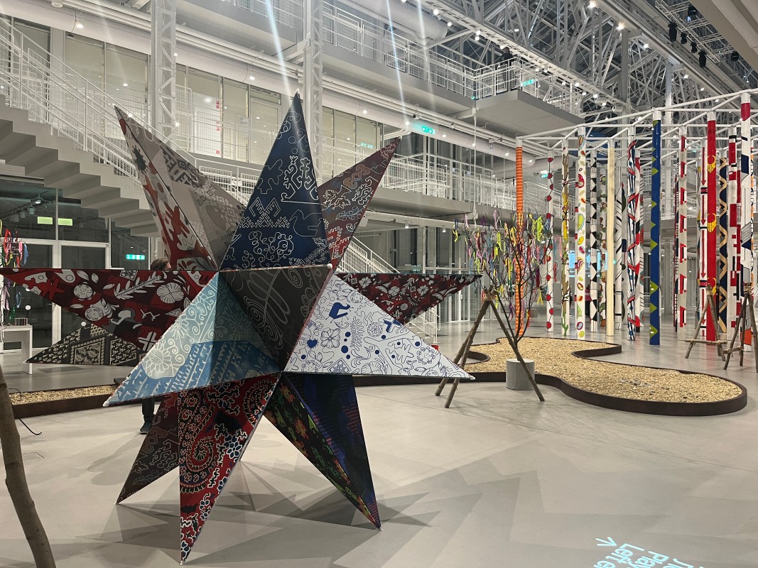 Фрагмент инсталляции выставки Лины Бо Барди "Если бы стены стали водой". Фото: Юлия Крышевич