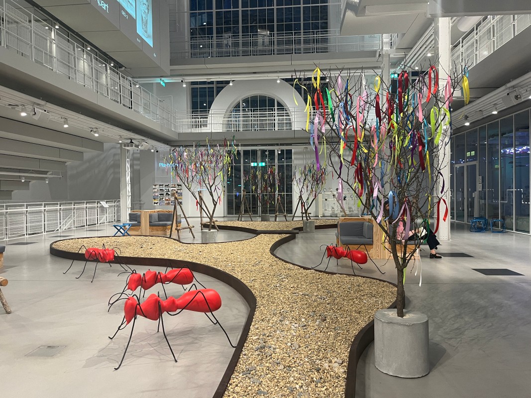 Фрагмент инсталляции выставки Лины Бо Барди "Если бы стены стали водой". Фото: Юлия Крышевич