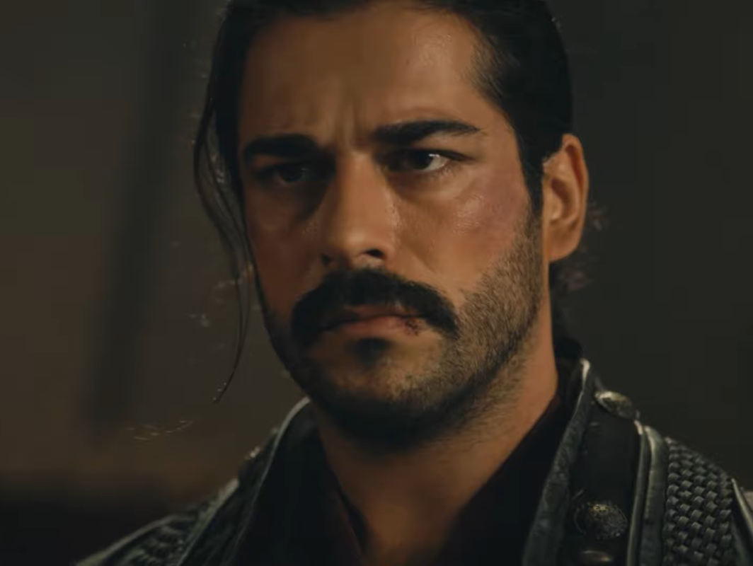 Бурак Озчивит в сериале &#34;Основание: Осман&#34;. Фото: скриншот YouTube /@WinkRus