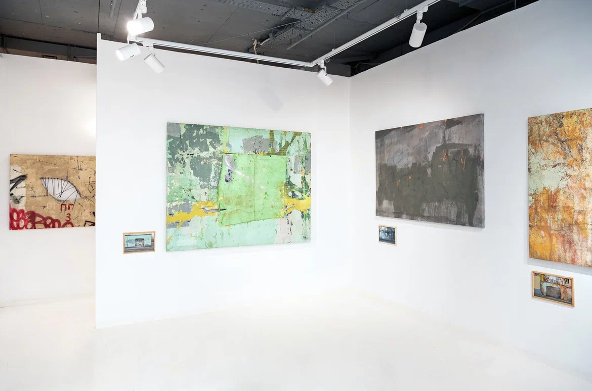 Фрагмент экспозиции выставки &#34;Город. Среда. Код&#34;. Фото предоставлено пресс-службой &#34;Стрит-арт хранения&#34;.