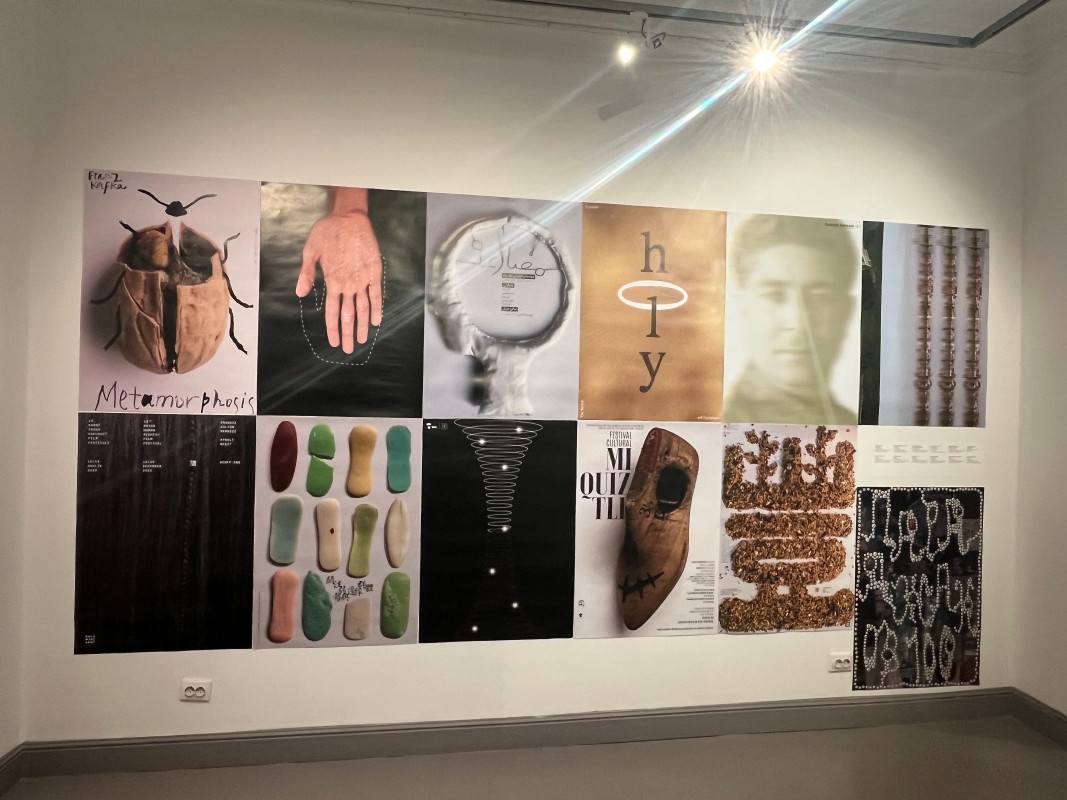 Фрагмент экспозиции биеннале графического дизайна &#34;Золотая пчела’16&#34; в ТИАМ. Фото: Юлия Крышевич