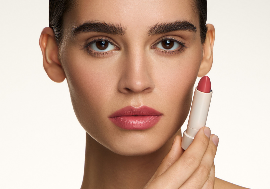 Фото: архивы пресс-службы SHIK Cosmetics. Помада-блеск для губ SATIN LIPSTICK