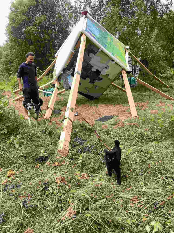 Художник Павел Суслов рядом со своим арт-объектом. Фото: Наталья Конюкова. Предоставлено пресс-службой Парка-отеля