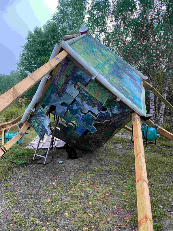 Работа Павла Суслова &#34;Куб-пазл&#34; на территории Парка-отеля &#34;Белые Аллеи&#34;. Фото: Наталья Конюкова. Предоставлено пресс-службой Парка-отеля