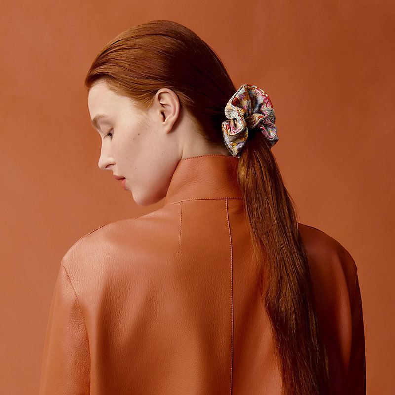 Фото: архивы пресс-службы Hermes // www.hermes.com. Резинка для волос Claudia Bloom scrunchie