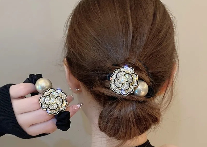 Фото: aliexpress.ru / Резинка для волос с жемчугом и камелией, ENRMIIV