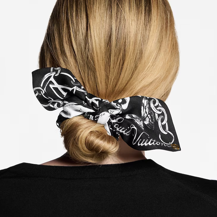 Фото: архивы пресс-службы Louis Vuitton // louisvuitton.com. Резинка из натурального шелка Blooming Monogram Scrunchy