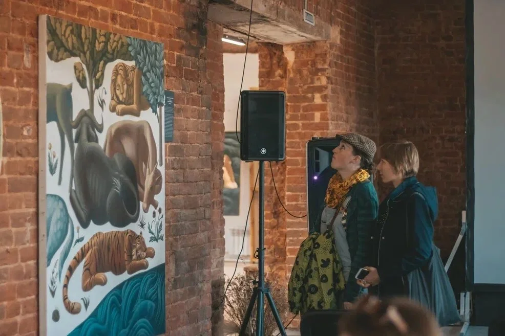 Фрагмент экспозиции Сельской биеннале современного искусства "Преображение" (0+) в Палехе. Фото предоставлено пресс-службой биеннале