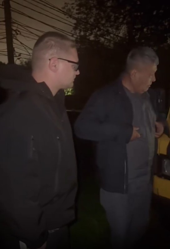 Мужчины, которых Оксана Даниелова обнаружила у своего дома. Фото: соцсети/@danielovaoxana