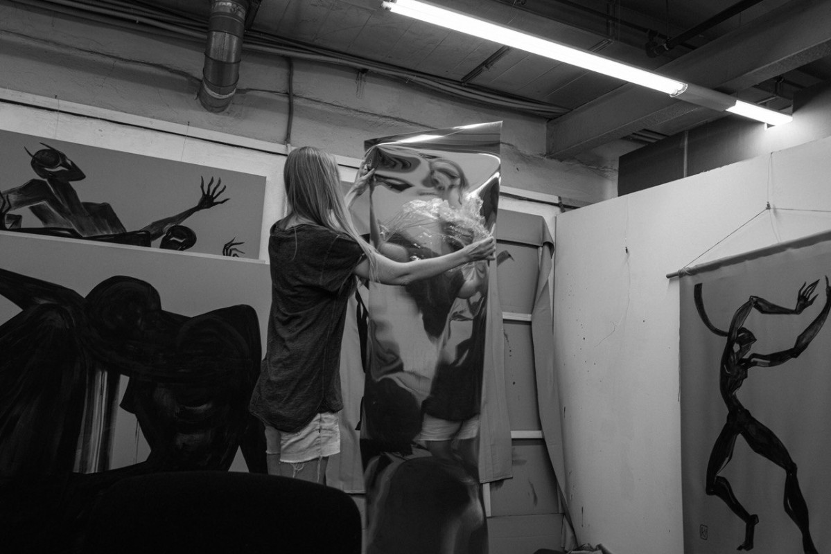 Художница Катя Улитина за работой в мастерской. Фото: Юлия Скогорева. Предоставлено Катей Улитиной.