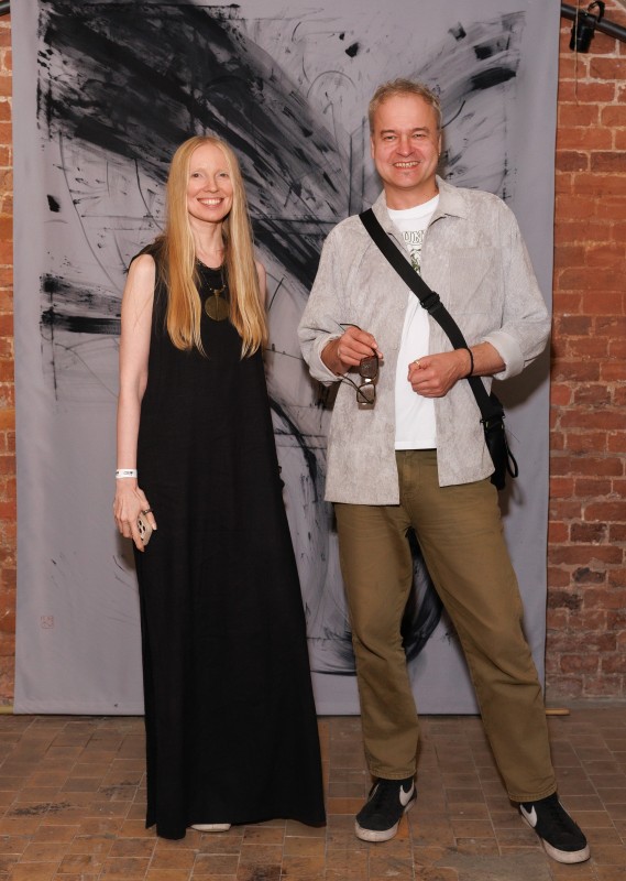 Художница Катя Улитина (слева) с куратором выставки &#34;Неназванная пустота&#34; Кириллом Алексеевым. Фото: Денис Лапшин. Предоставлено Катей Улитиной.