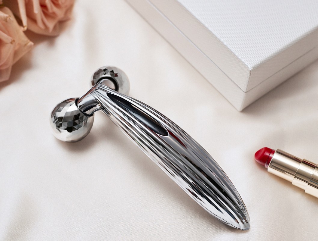 Фото: архивы пресс-службы ReFa. Микротоковый массажер для подтяжки и моделирования контуров лица