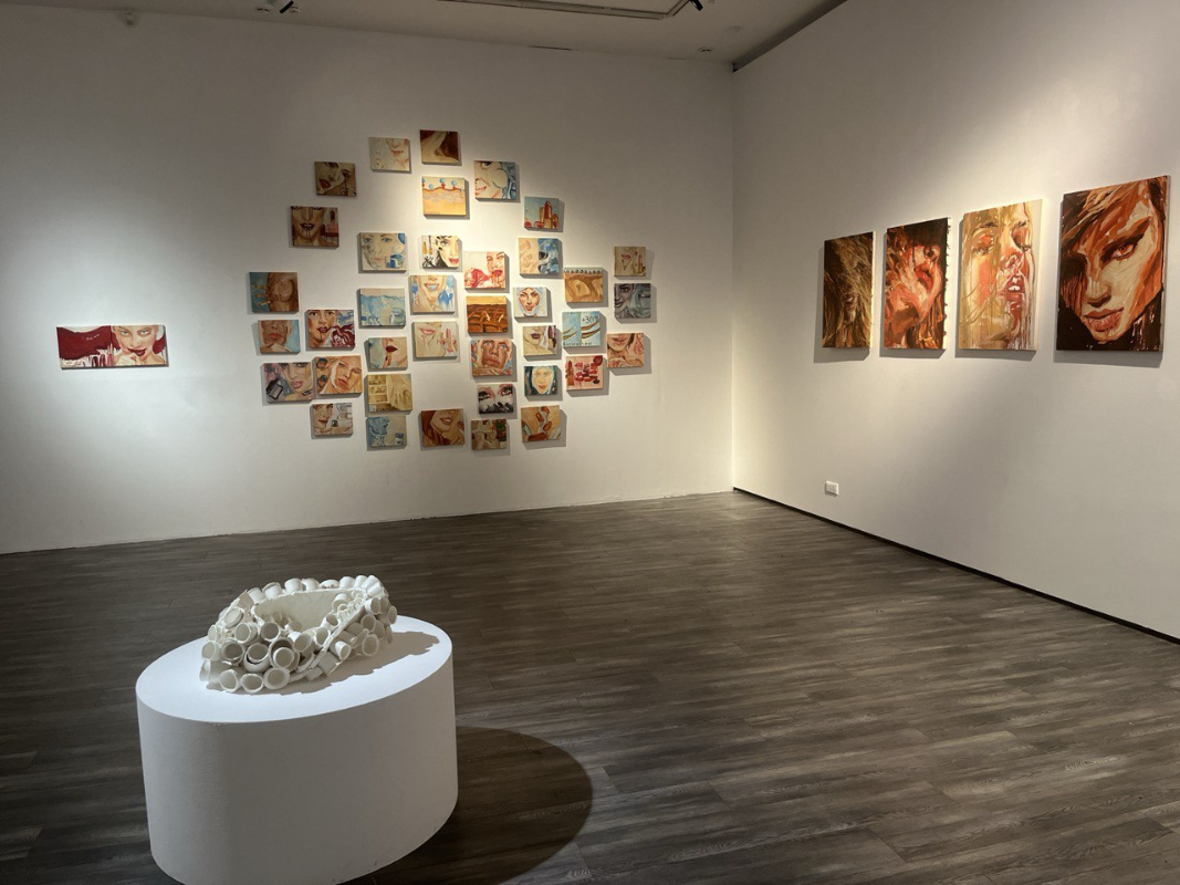 Фрагмент экспозиции выставки &#34;Пандора. Распаковка&#34; (18+) художницы Аннушки Броше в ММОМА. Ноябрь 2024. Из коллекции Пьера-Кристиана Броше. Фото: Юлия Крышевич