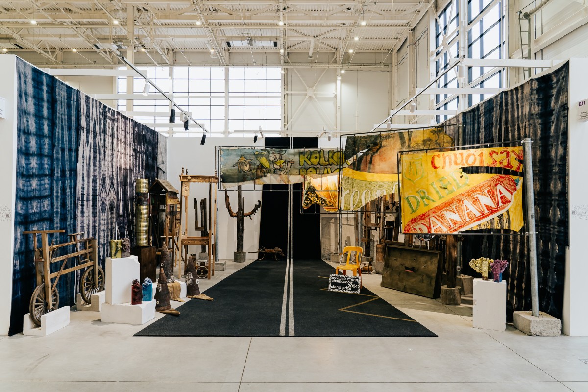 Стенд галереи Jessica в экспозиции Ярмарки в 2024 году. Предоставлено пресс-службой Cosmoscow