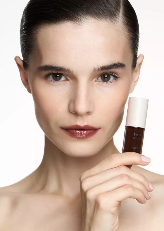 Фото: архивы пресс-службы SHIK Cosmetics. Масло-блеск для губ GLOSSY LIP OIL 08 XOXO