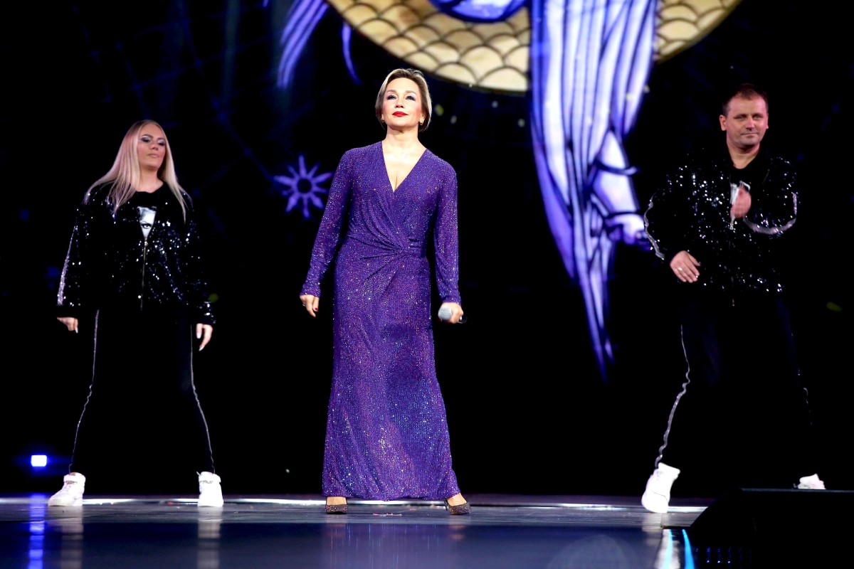 Татьяна Буланова с танцорами Аленой и Дмитрием. Фото: Legion-Media