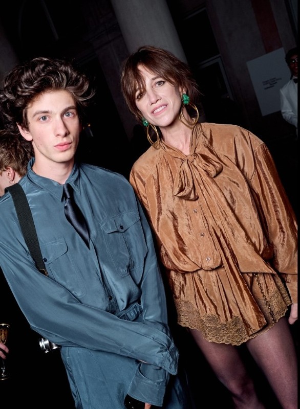 Марк Эдельштейн и Шарлотта Генсбур. Фото: соцсети/@ysl