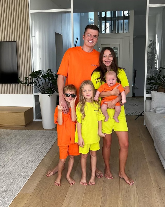 Валерия и Артем Чекалины с детьми. Фото: соцсети/@ler_chek