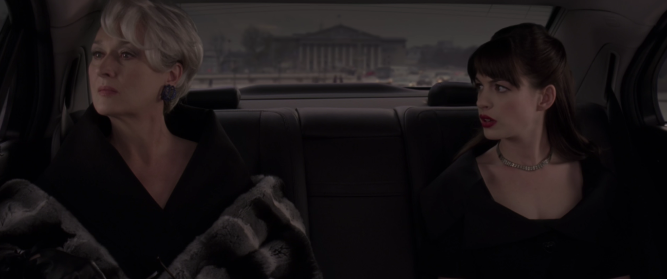 Мэрил Стрип в образе Миранды Пристли и Энн Хэтэуэй в образе Энди Сакс. Кадр из фильма "Дьявол носит Prada" (2006)